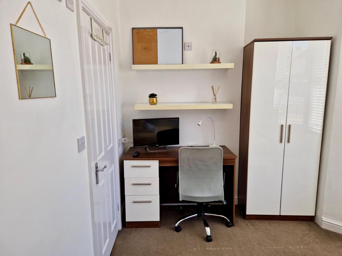 Incredible Private Rooms All With Private Bathrooms In A Fully Serviced House Next To City Centre With Free Parking コヴェントリー エクステリア 写真