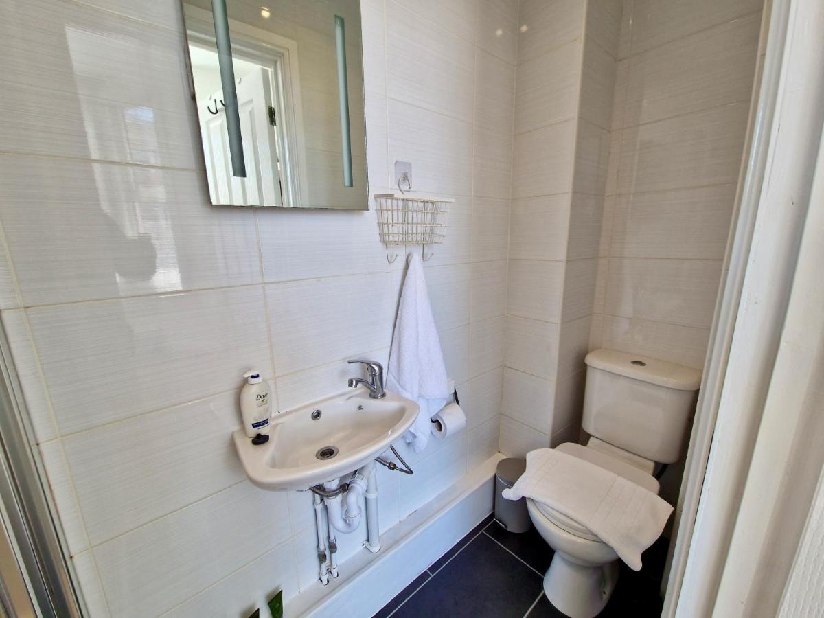 Incredible Private Rooms All With Private Bathrooms In A Fully Serviced House Next To City Centre With Free Parking コヴェントリー エクステリア 写真