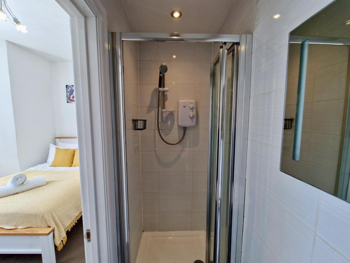 Incredible Private Rooms All With Private Bathrooms In A Fully Serviced House Next To City Centre With Free Parking コヴェントリー エクステリア 写真