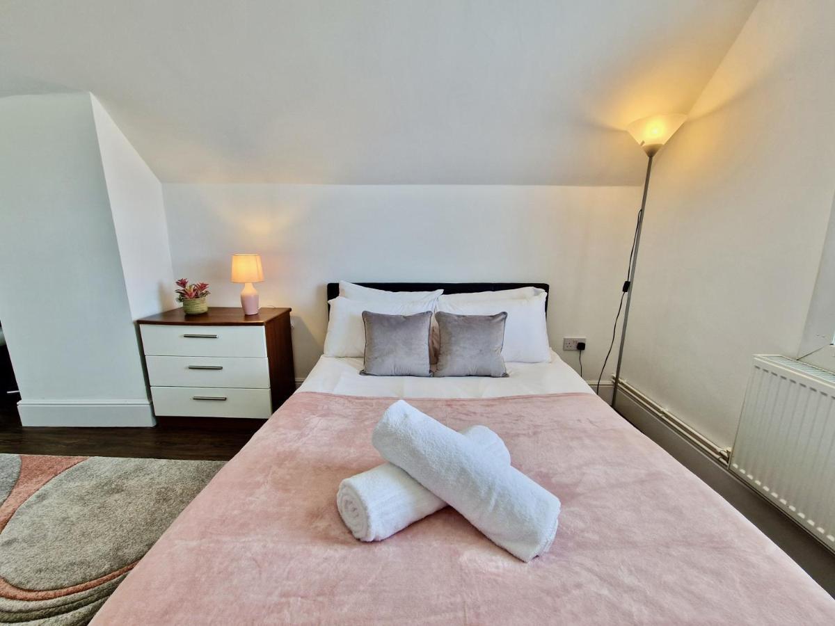 Incredible Private Rooms All With Private Bathrooms In A Fully Serviced House Next To City Centre With Free Parking コヴェントリー エクステリア 写真