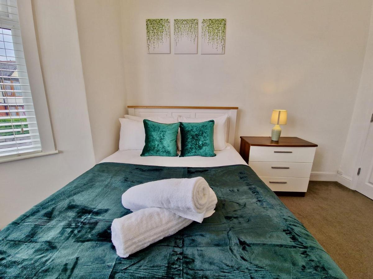 Incredible Private Rooms All With Private Bathrooms In A Fully Serviced House Next To City Centre With Free Parking コヴェントリー エクステリア 写真