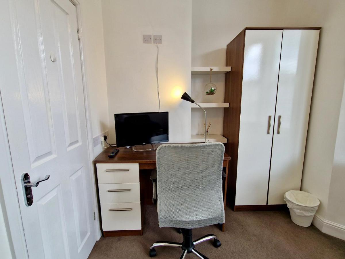 Incredible Private Rooms All With Private Bathrooms In A Fully Serviced House Next To City Centre With Free Parking コヴェントリー エクステリア 写真