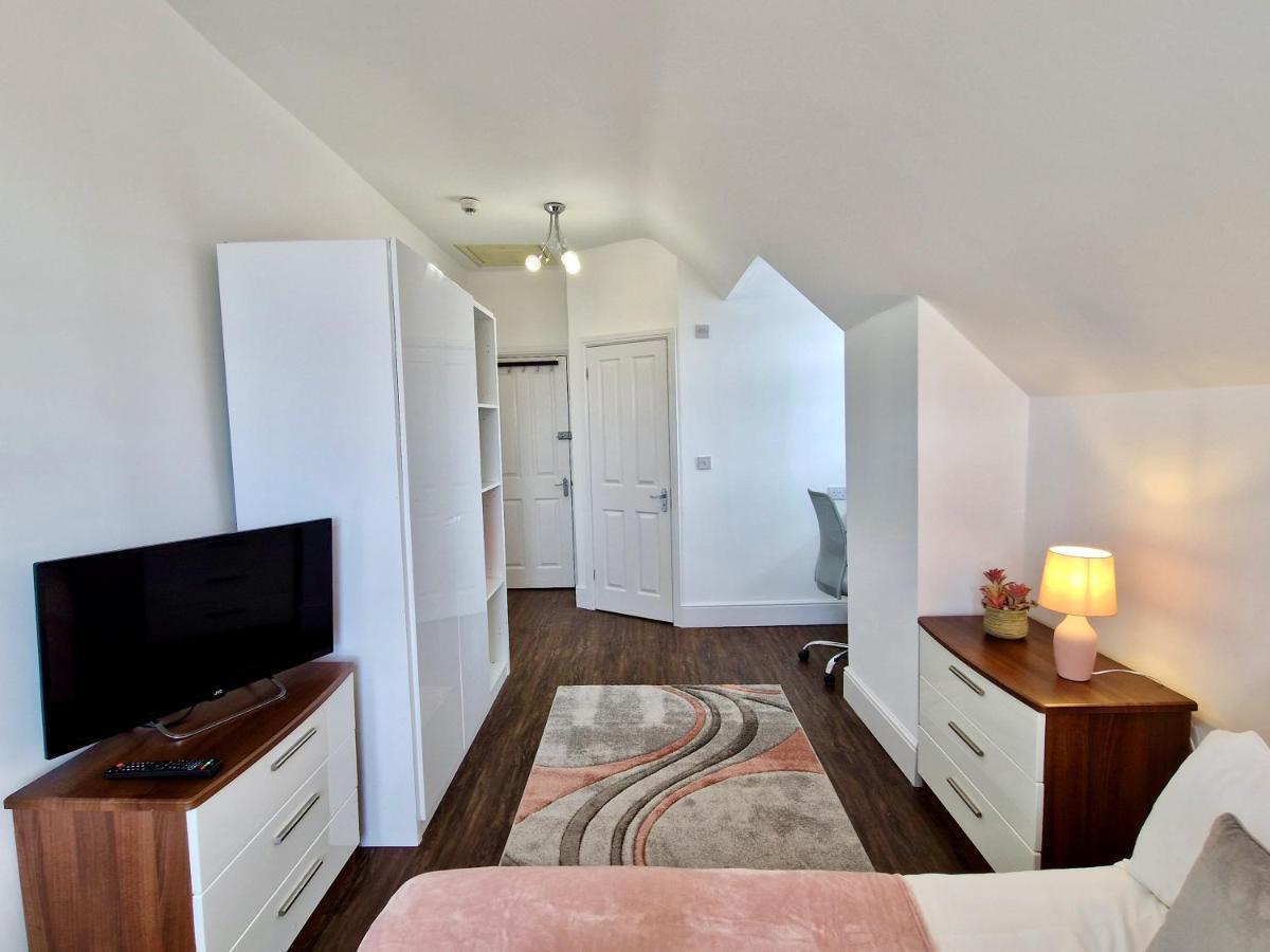 Incredible Private Rooms All With Private Bathrooms In A Fully Serviced House Next To City Centre With Free Parking コヴェントリー エクステリア 写真