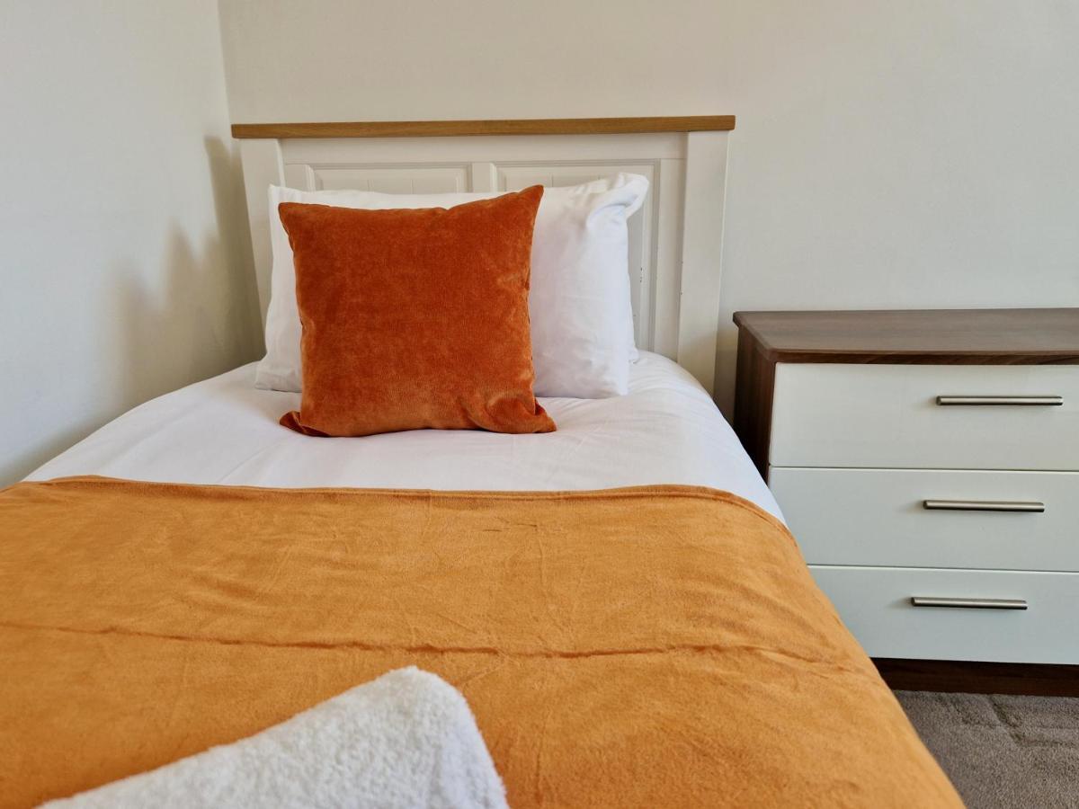 Incredible Private Rooms All With Private Bathrooms In A Fully Serviced House Next To City Centre With Free Parking コヴェントリー エクステリア 写真
