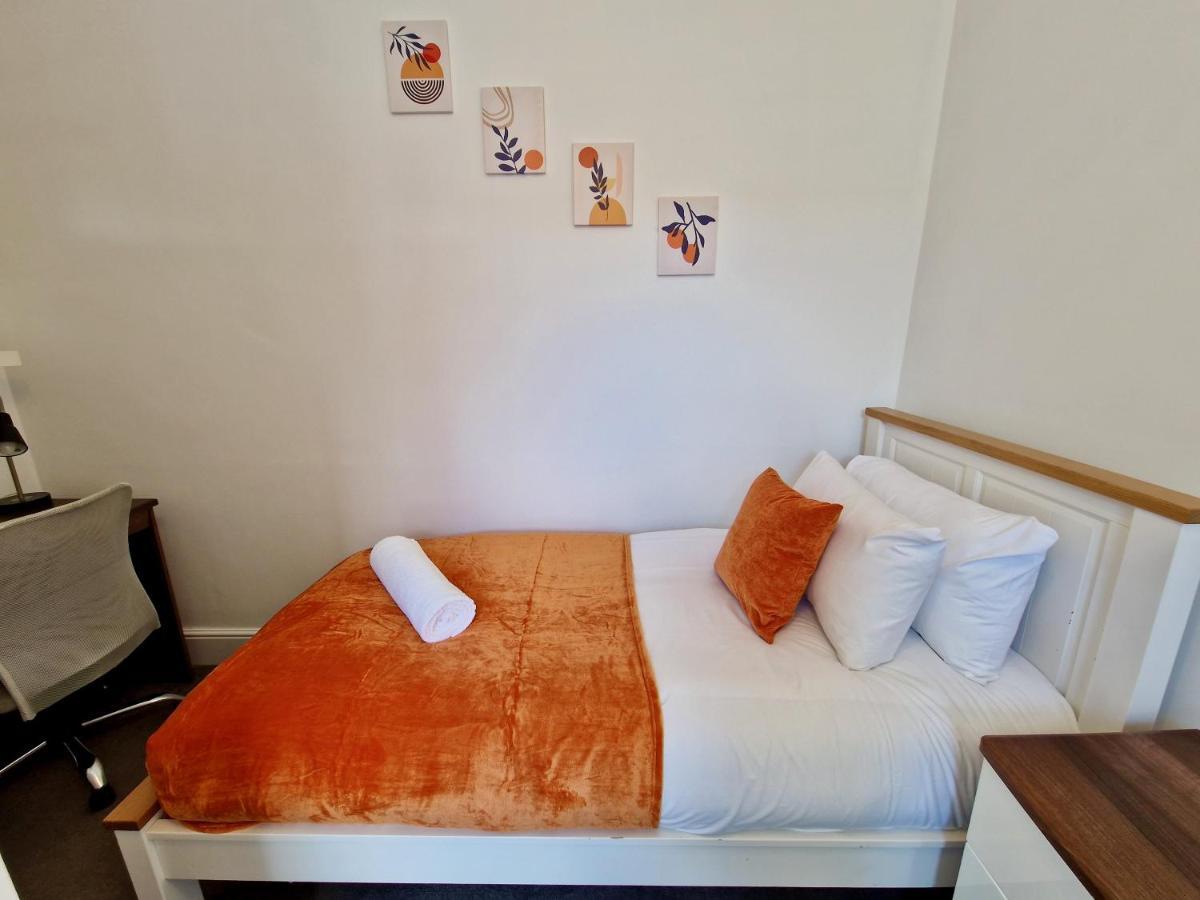 Incredible Private Rooms All With Private Bathrooms In A Fully Serviced House Next To City Centre With Free Parking コヴェントリー エクステリア 写真