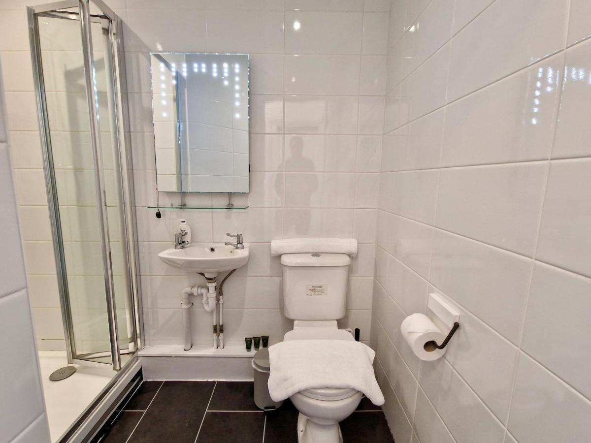 Incredible Private Rooms All With Private Bathrooms In A Fully Serviced House Next To City Centre With Free Parking コヴェントリー エクステリア 写真