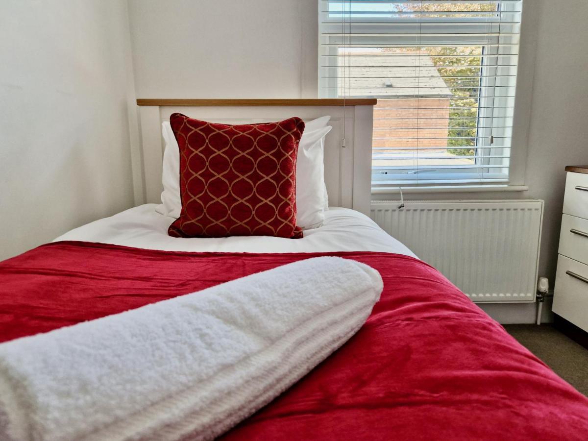Incredible Private Rooms All With Private Bathrooms In A Fully Serviced House Next To City Centre With Free Parking コヴェントリー エクステリア 写真